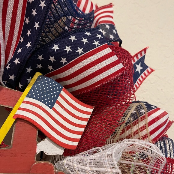 “Red Truck” Patriotic WREATH Red, White & Blue wreath 20” VERY FULL! Flag colors - Picture 9 of 9
